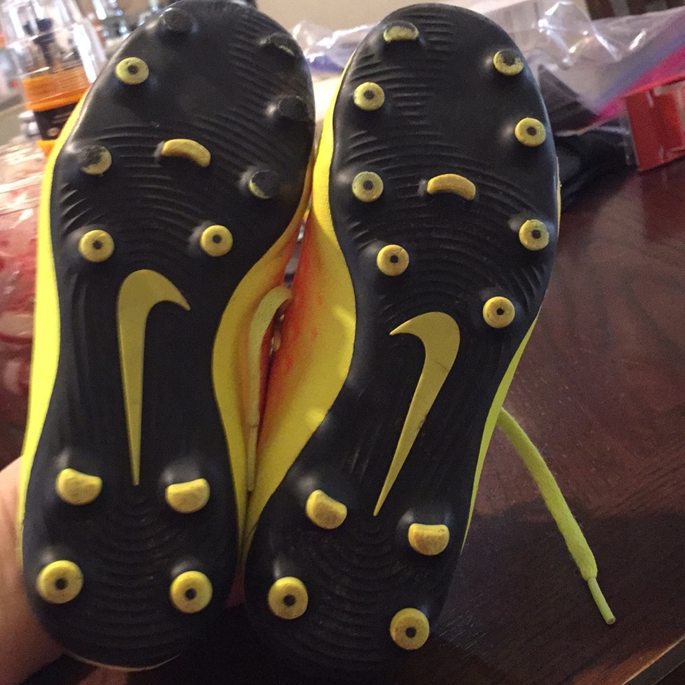 Kids size 11 Nike Cleats - Picture 5 of 6